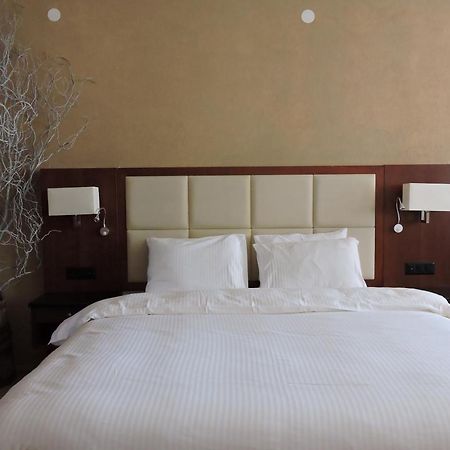 Lakeview Hotel And Resort Otesevo Esterno foto